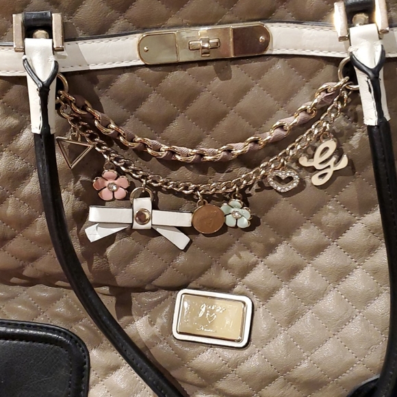 Guess handbag. - Picture 2 of 7